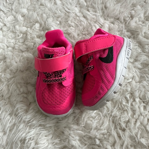 Toddler/Baby Nikes size 2c - Picture 2 of 4
